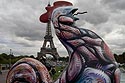 "Coq - Hard" de Le KOEURELE et la Tour Eiffel - © Norbert Pousseur