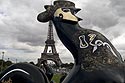 "DISCO'Q" devant la Tour Eiffel, de Frédéric MICHALAK - © Norbert Pousseur