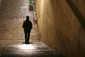 Promeneur de nuit descendant un  escalier de quai - © Norbert Pousseur