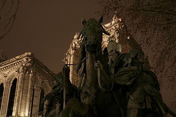 Statue de Charlemagne devant Notre-Dame - © Norbert Pousseur