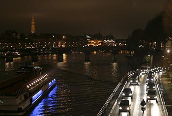 Circulation nocturne automobiles sur les quais - © Norbert Pousseur