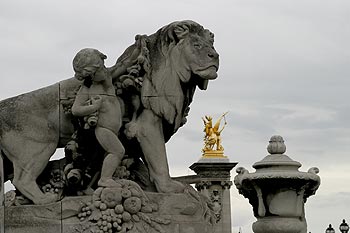 Lion à l'angelot - © Norbert Pousseur