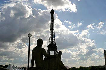 Jeune femme assise et la Tour Eiffel - © Norbert Pousseur
