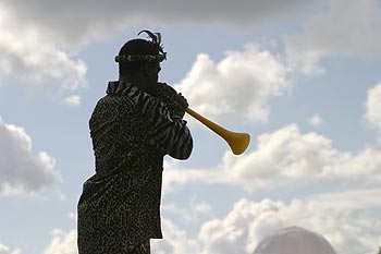 Silhouette à la trompette, telle une statue - statues - © Norbert Pousseur