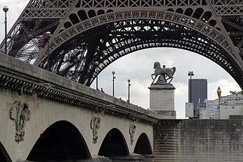 Le pont d'Iéna devant la Tour Eiffel - ponts sur Seine - © Norbert Pousseur