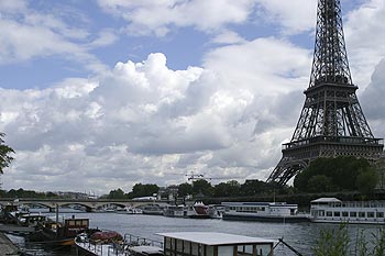 La Tour Eiffel devant la Seine - ponts sur Seine - © Norbert Pousseur