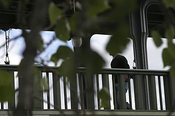 Passant sur le pont de Bir-Hakeim - ponts sur Seine - © Norbert Pousseur