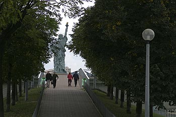 Allée des cygnes et statue de la Liberté - ponts sur Seine - © Norbert Pousseur