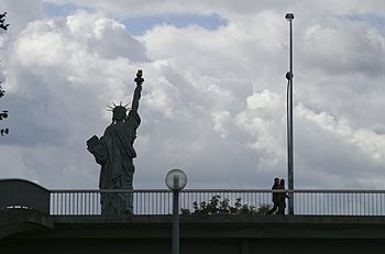 Statue de la Liberté du pont de Grenelle - ponts sur Seine - © Norbert Pousseur