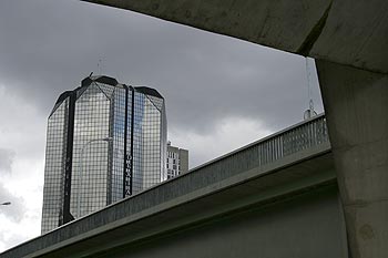 Pile de pont et tour de verre - ponts sur Seine - © Norbert Pousseur