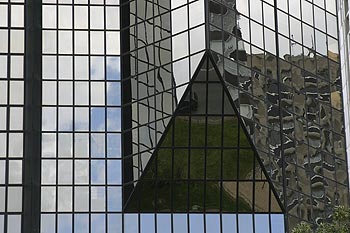 Jeu de miroir de façade de verre - ponts sur Seine - © Norbert Pousseur