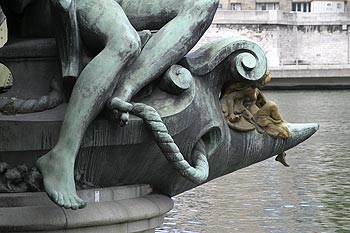Détail de statue du pont Mirabeau - ponts sur Seine - © Norbert Pousseur