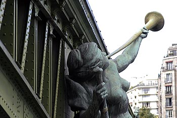 "L'abondance" et sa trompette - ponts sur Seine - © Norbert Pousseur