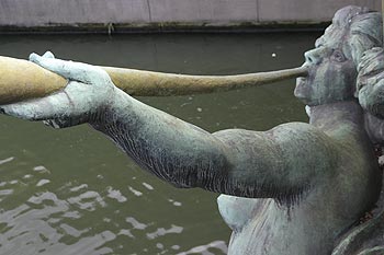 Une des statues du Pont Mirabeau - ponts sur Seine - © Norbert Pousseur