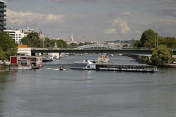 Demi-tour de bateau mouche au pont de Grenelle - ponts sur Seine - © Norbert Pousseur