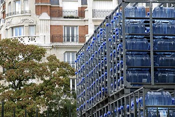 Casiers de bouteilles sur fond d'habitations - ponts sur Seine - © Norbert Pousseur