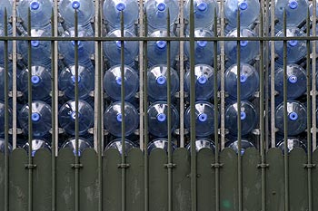 Empilement de bouteilles d'eau - ponts sur Seine - © Norbert Pousseur