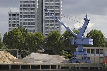 Grue de manutention de sable - ponts sur Seine - © Norbert Pousseur