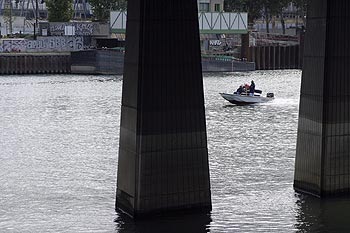 Vedette fluviale passant sous le périphérique - ponts sur Seine - © Norbert Pousseur