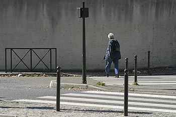 Passante s'éloignant des quais - ponts sur Seine - © Norbert Pousseur