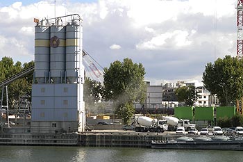 Silos pour ciment sur les quais - ponts sur Seine - © Norbert Pousseur