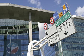 Panneaux routiers vers le quartier du "Point du jour" - ponts sur Seine - © Norbert Pousseur