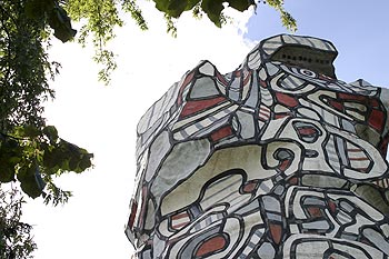 Faîte de la tour aux figures de Jean Dubuffet - ponts sur Seine - © Norbert Pousseur