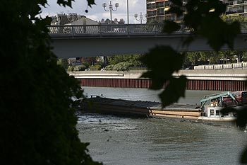 Barge chargée passant sous le pont de Billancourt - ponts sur Seine - © Norbert Pousseur