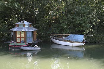 Péniche telle une maison japonaise - ponts sur Seine - © Norbert Pousseur