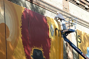 Mise en place d'une publicité murale pour Renault - ponts sur Seine - © Norbert Pousseur