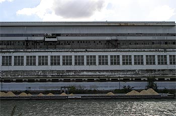 Façade de l'usine Renault de l'île Seguin - ponts sur Seine - © Norbert Pousseur