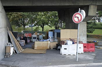 Logement de SDF sous le pont de Sèvres - ponts sur Seine - © Norbert Pousseur