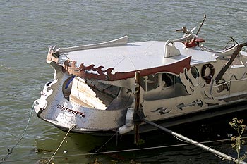 Bateau d'habitation au décor Kitsch - ponts sur Seine - © Norbert Pousseur