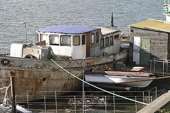 Péniche en cours de restauration - ponts sur Seine - © Norbert Pousseur