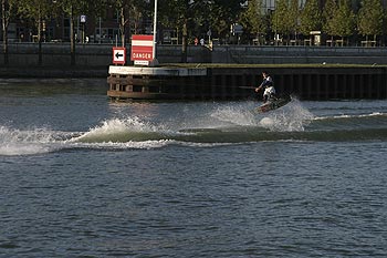 Skieur nautique à la hauteur du pont de Suresnes - ponts sur Seine - © Norbert Pousseur