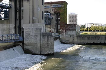 Les portes du barrage de Suresnes - ponts sur Seine - © Norbert Pousseur