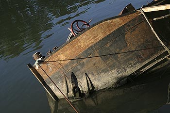 Péniche semi-coulée - ponts sur Seine - © Norbert Pousseur