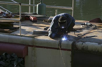 Travaux de soudure sur péniche - ponts sur Seine - © Norbert Pousseur