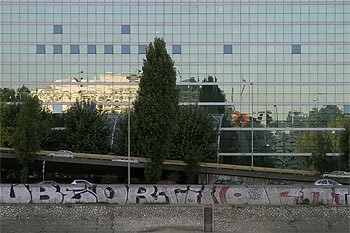 Façade miroir du front de Seine à Courbevoie - ponts sur Seine - © Norbert Pousseur