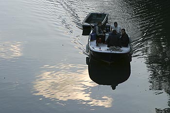 Barque longeant l'île de la Jatte - ponts sur Seine - © Norbert Pousseur