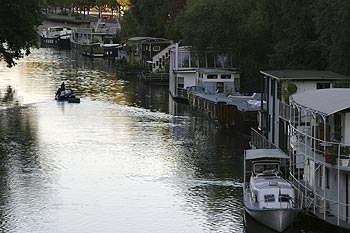 Péniches à quai le long de l'île de la Jatte - ponts sur Seine - © Norbert Pousseur