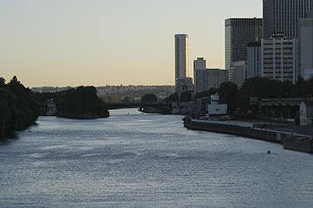 Coucher de soleil sur le front de Seine de la Défense - ponts sur Seine - © Norbert Pousseur