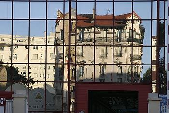 Façade miroir à Courbevoie - ponts sur Seine - © Norbert Pousseur