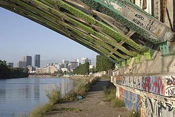 Infrastructure métallique du pont de Levallois - ponts sur Seine - © Norbert Pousseur