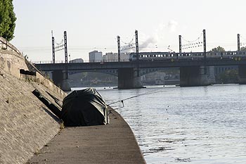 Tente de pêcheur sous le quai du Maréchal Joffre à Asnières - ponts sur Seine - © Norbert Pousseur