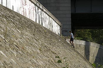 Sportif du matin remontant la berge à Asnières - ponts sur Seine - © Norbert Pousseur
