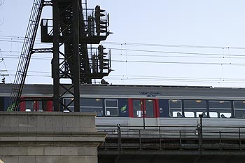 Train de la ligne de Clichy traversant la Seine - ponts sur Seine - © Norbert Pousseur