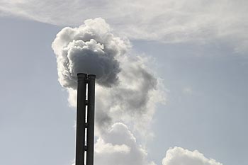 Cheminée et fumée blanche de l'usine de St ouen - © Norbert Pousseur