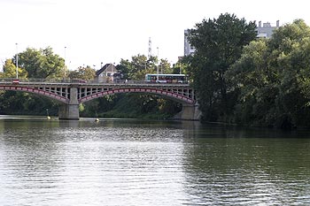 Circulation sur le pont rose de St Ouen - ponts sur Seine - © Norbert Pousseur