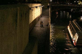 Promeneurs solitaires et navette touristique - © Norbert Pousseur